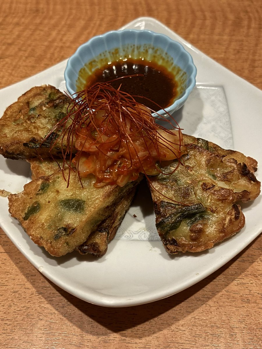 gZEJkwO7E6icY69's tweet photo. 居酒屋（魚民）に来た〜鍋はニラま🥘よ〜ま←とはマグロ🐟のこと🥰肌寒くなってきたから鍋もいい〜😘魚民って全部うまーい💞 https://t.co/hgNnrFovGk