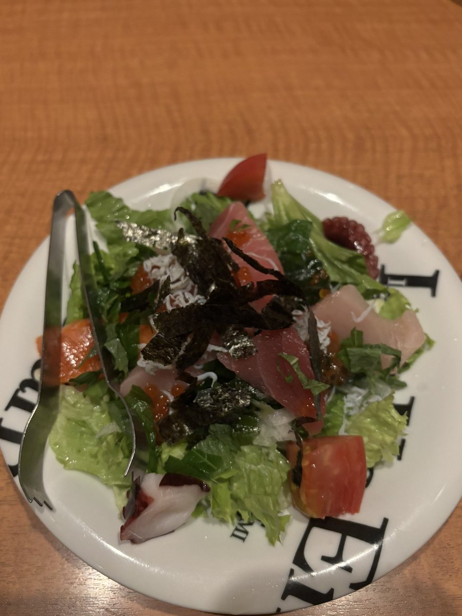 gZEJkwO7E6icY69's tweet photo. 居酒屋（魚民）に来た〜鍋はニラま🥘よ〜ま←とはマグロ🐟のこと🥰肌寒くなってきたから鍋もいい〜😘魚民って全部うまーい💞 https://t.co/hgNnrFovGk