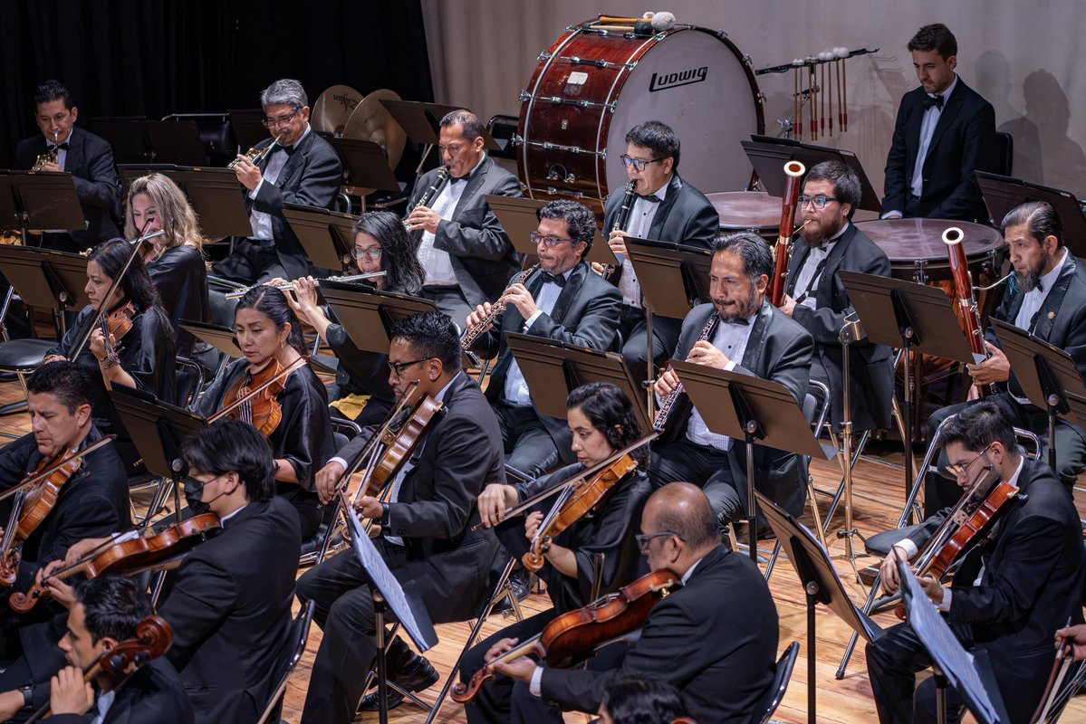 sinfonicaLoja's tweet photo. El Teatro Bolívar se llenó de emoción para vivir “Tierra, Viaje y Libertad”, un concierto maravilloso en el que nuestro público disfrutó cada obra, cada sonido y cada instante junto la #OSL bajo la dirección del maestro Víctor Hugo López.
#SomosOsl https://t.co/uO11ZuKJRl