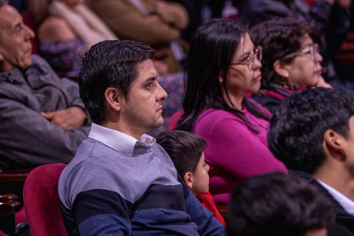 sinfonicaLoja's tweet photo. El Teatro Bolívar se llenó de emoción para vivir “Tierra, Viaje y Libertad”, un concierto maravilloso en el que nuestro público disfrutó cada obra, cada sonido y cada instante junto la #OSL bajo la dirección del maestro Víctor Hugo López.
#SomosOsl https://t.co/uO11ZuKJRl