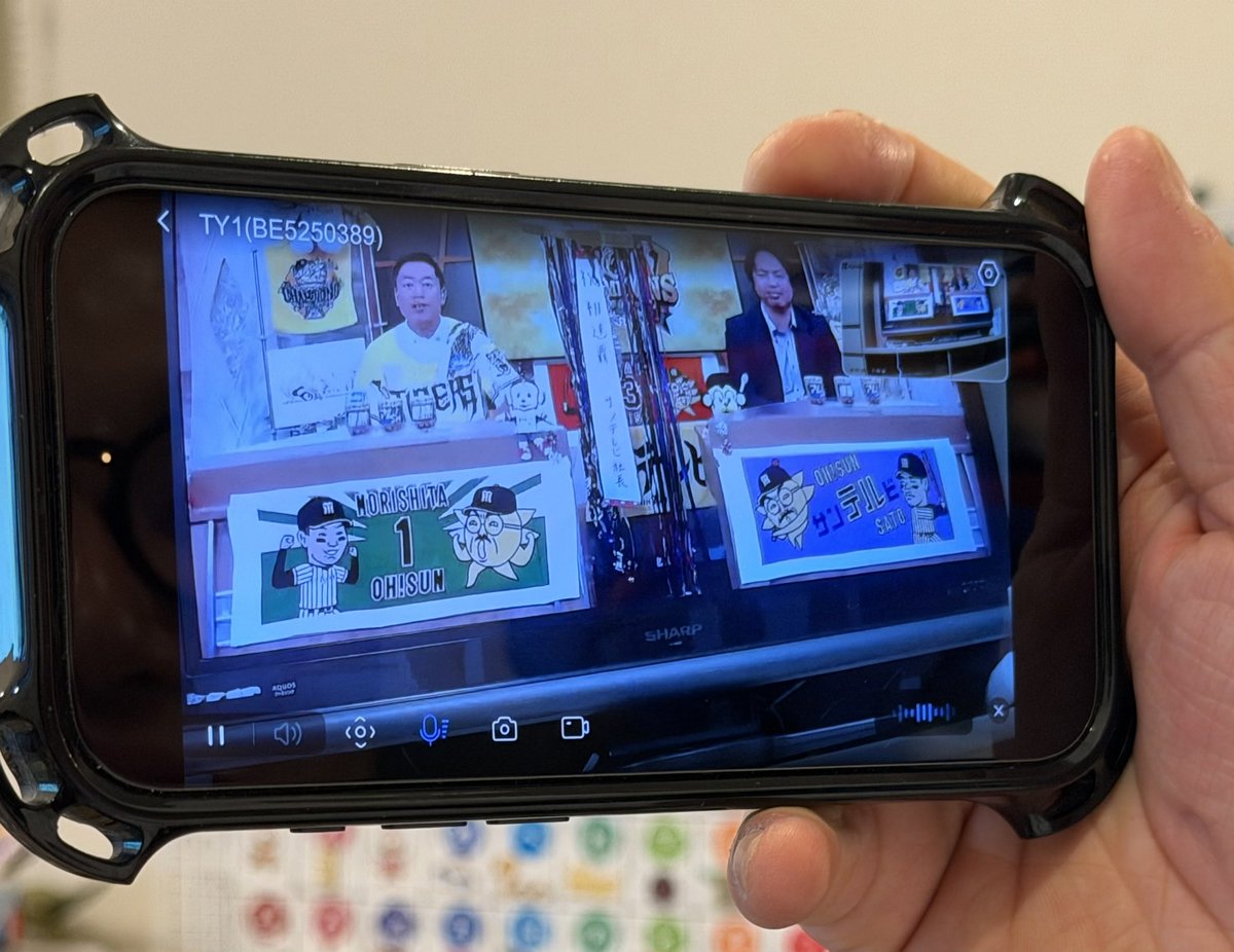 dolly_mk5's tweet photo. 関西にいる義父母に、遠隔で見れるペット用見守りカメラで特番映してもらってるwww https://t.co/80tVlMkoyq