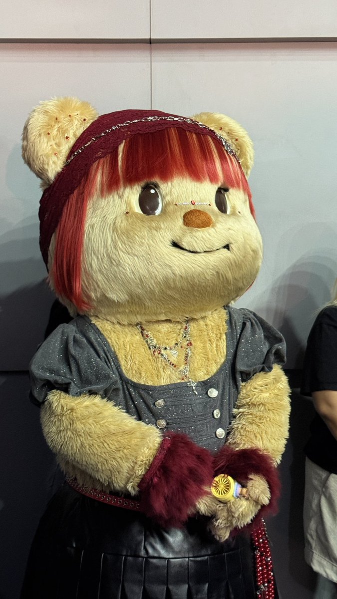 NutmonC's tweet photo. เอนดู ลูกสาวยืนปรบมือตลอดเลย #MILLI_JAAEHH_TOUR_BKK #butterbear https://t.co/wlZib5L36L