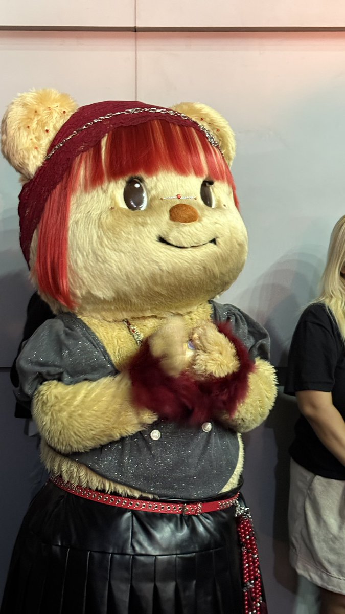 NutmonC's tweet photo. เอนดู ลูกสาวยืนปรบมือตลอดเลย #MILLI_JAAEHH_TOUR_BKK #butterbear https://t.co/wlZib5L36L