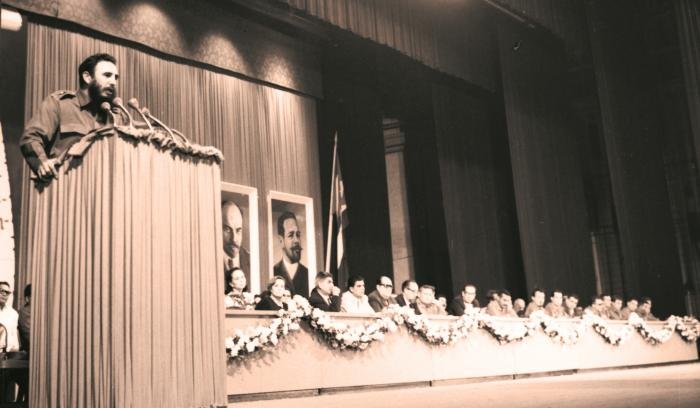 MMarreroCruz's tweet photo. Hoy es un día de homenaje a cuatro acontecimientos que, entrelazados, marcaron nuestra historia.

Hace 61 años, el @PartidoPCC adoptó su nombre actual, uno que, como expresó #Fidel, "diga no lo que fuimos ayer, sino lo que somos hoy y lo que seremos mañana".

#100AñosConFidel https://t.co/eQ3epgtd4Y