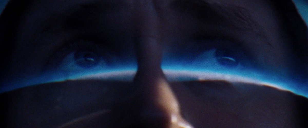JackOCine's tweet photo. #FirstMan fête ses 8 ans : après avoir raconté la course de deux amoureux vers les étoiles d'Hollywood, Damien Chazelle se penche sur l'ascension d'un père endeuillé vers celles de l'espace. Le cinéaste emploie toute son ingéniosité pour une immersion totale. https://t.co/8FJi1ADQI6