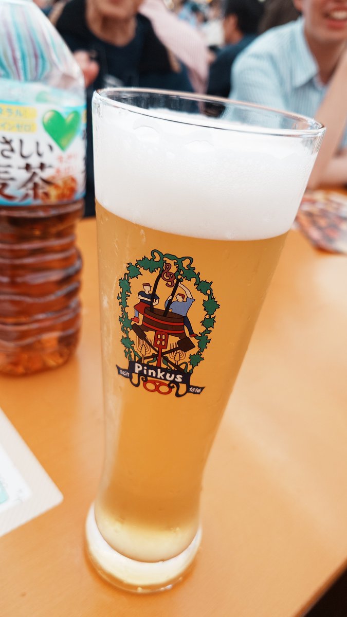 AlbertHatsuda's tweet photo. 横浜オクトーバーフェ��トに参戦.
天気が良くてビール日和でしたが、様々なビールが飲めて最高の1日でした.
僕はトレードマークのレーダーホーゼン姿でしたが「昨年もお兄さんを見かけて会いたかった」という言葉を聞けて良かったです.
#横浜オクトーバーフェスト　#横浜オクトーバーフェスト2026 https://t.co/D2zoxlLnNO