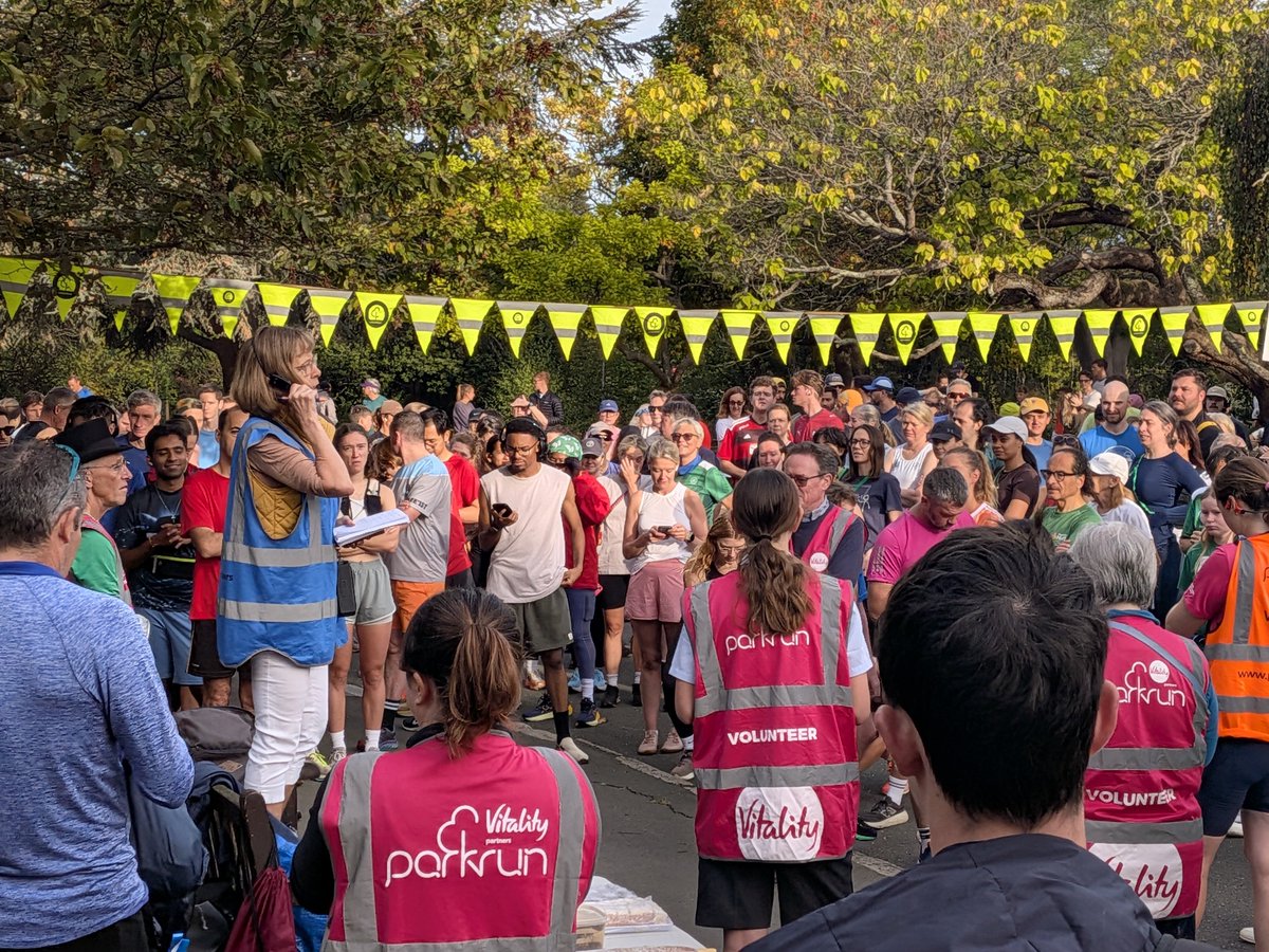 Dulwichparkrun's tweet photo. Nino & her team of volunteers ensured our 700th event was enjoyed by all. The bunting was out, the bakers had baked and there were random prizes!
We hope the 795 participants had a great time, including the 31 who made the 700th event their first parkrun!
#DFYB #loveparkrun https://t.co/RrgiA0vOMg