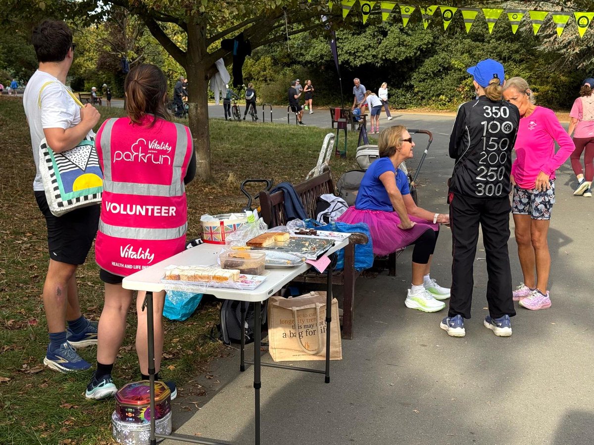 Dulwichparkrun's tweet photo. Nino & her team of volunteers ensured our 700th event was enjoyed by all. The bunting was out, the bakers had baked and there were random prizes!
We hope the 795 participants had a great time, including the 31 who made the 700th event their first parkrun!
#DFYB #loveparkrun https://t.co/RrgiA0vOMg