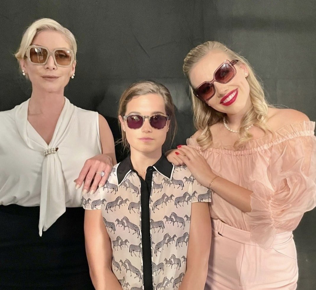 TheDeanDuPont's tweet photo. My girls. https://t.co/oG4BEGuHRR