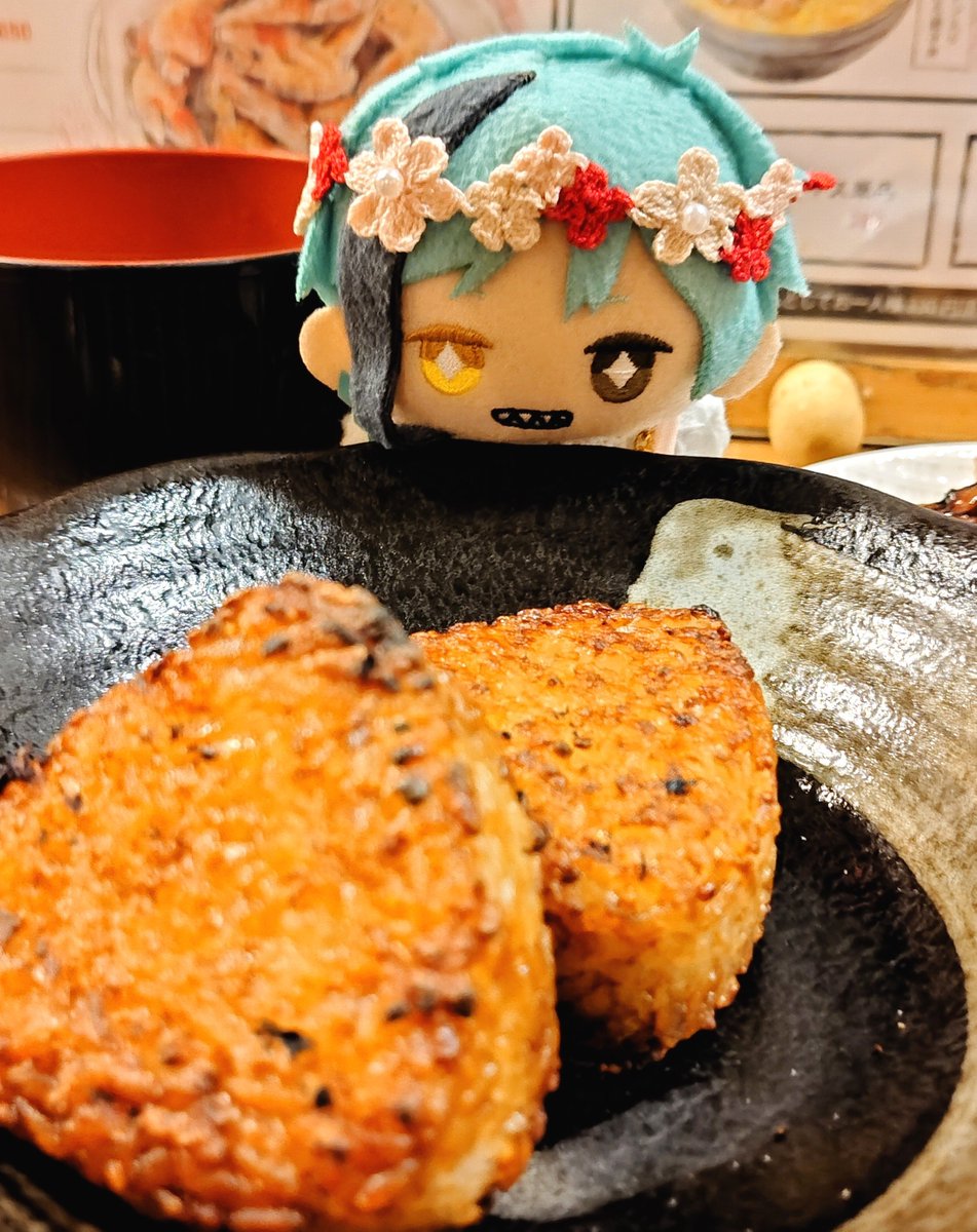 sia_shrimp's tweet photo. 〜ふょくんと いっしょ〜

1日目 夜🌠

焼き鳥屋さんで晩ご飯☺️
香ばしい香りに誘われてふょくんがやって来ました🍙
友達のお家へお泊まりさせていただき(特大感謝🙏🏻)、お土産でいただいたお菓子のこえび🦐が可愛いかった…ふょくんも気に入ったみたいです💘🥺

#twstぬい撮り部 https://t.co/62CU5u0vKH