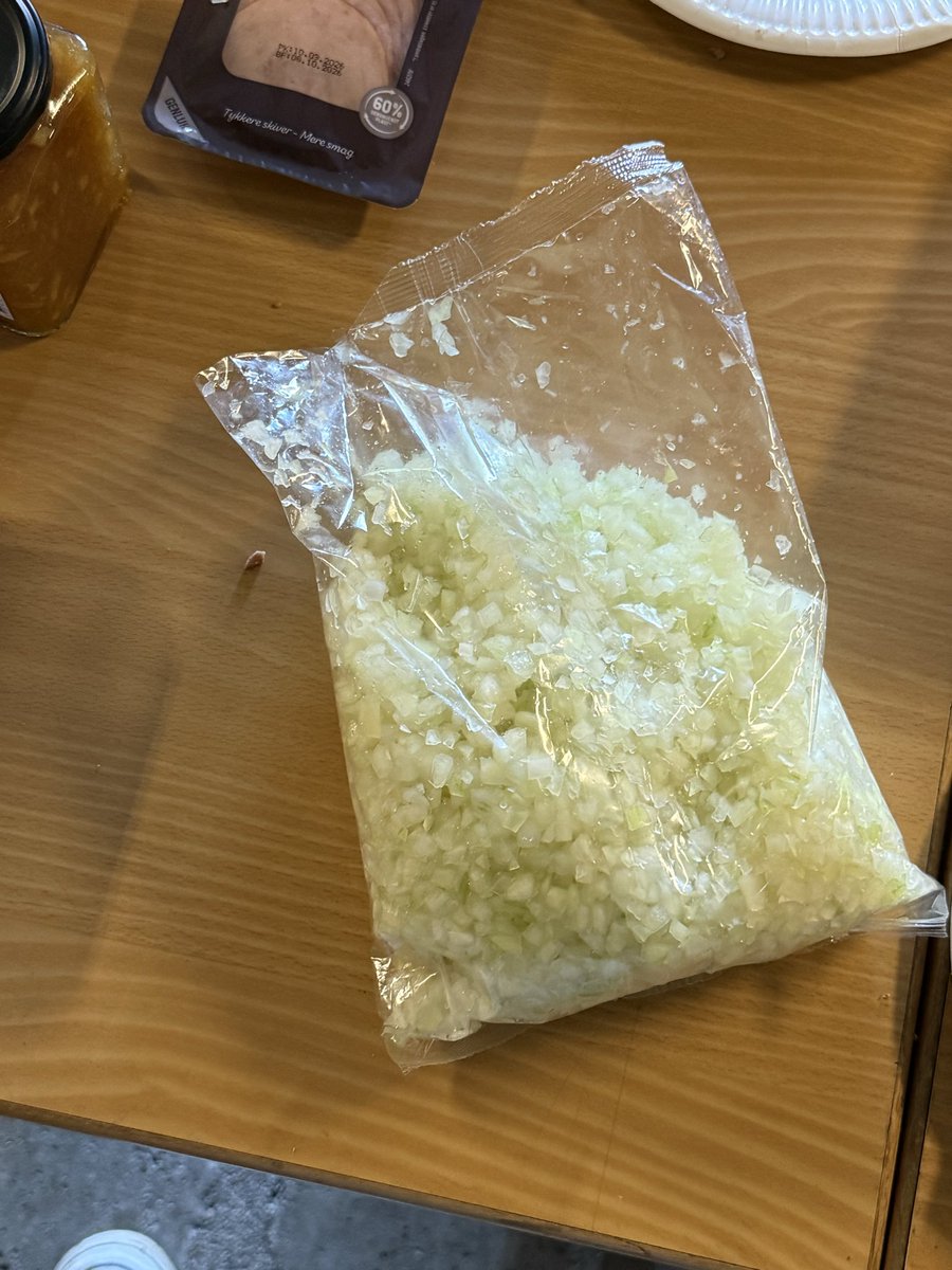 Graesplaene_'s tweet photo. Imagine being a non Northern European going to some arrangement and just seeing a whole kilo of chopped raw onions lying around https://t.co/JWQLYF8G2I