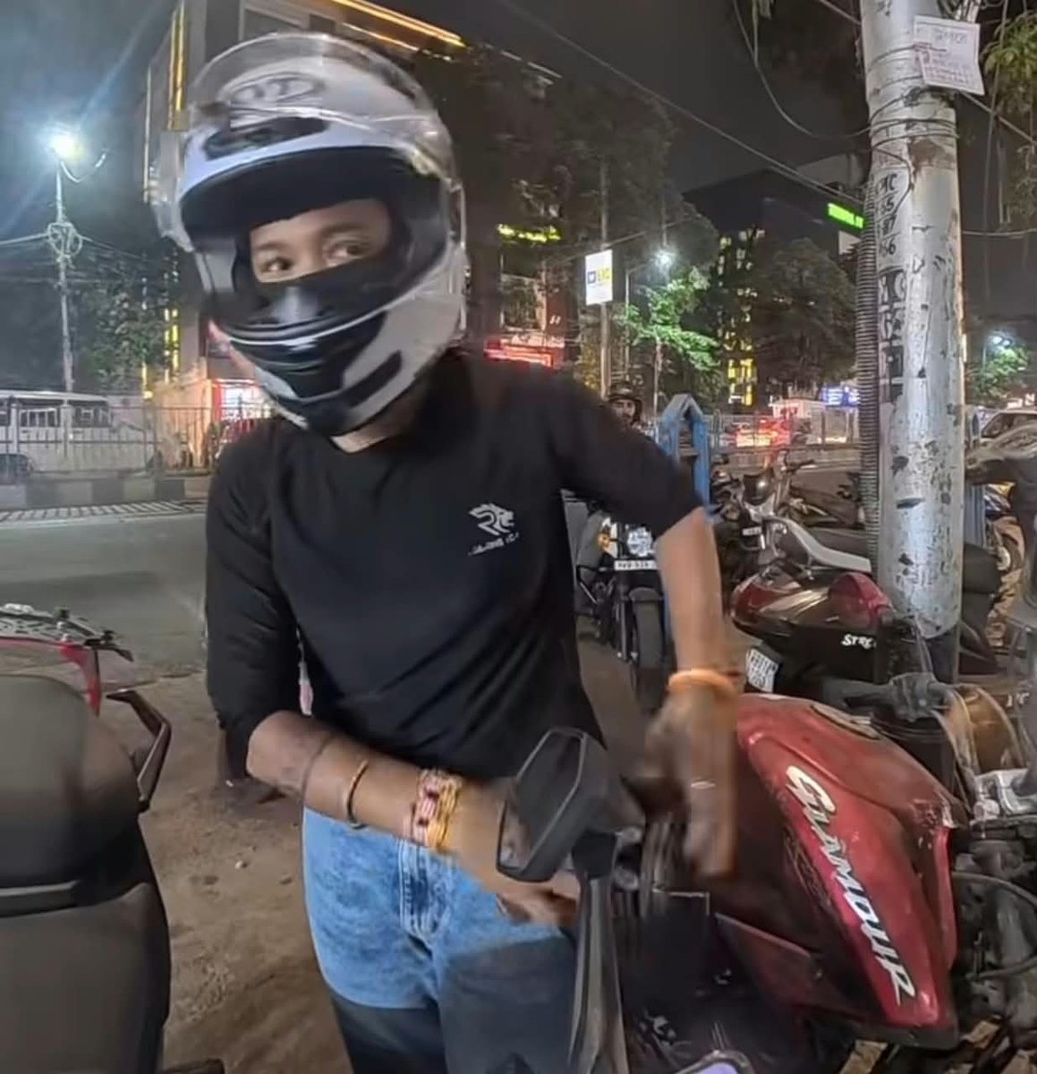 Lakshmi_D_N's tweet photo. In Kolkata, a girl’s bike chain became loose, so she went to a nearby repair shop.

The shopkeeper fixed the chain in barely five minutes. When she asked how much she owed him, he said ₹150.

She told him, “Brother, ₹150 is too much just for tightening a chain. You won’t find anyone charging that much anywhere in India.” She offered him ₹70, but he insisted on his price and finally took ₹100 from her.

Honestly, people have started taking advantage of others. Charging ₹100–₹150 for a simple job that normally costs ₹20–₹50 is just unfair.
