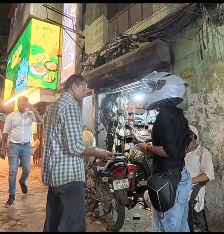 Lakshmi_D_N's tweet photo. In Kolkata, a girl’s bike chain became loose, so she went to a nearby repair shop.

The shopkeeper fixed the chain in barely five minutes. When she asked how much she owed him, he said ₹150.

She told him, “Brother, ₹150 is too much just for tightening a chain. You won’t find anyone charging that much anywhere in India.” She offered him ₹70, but he insisted on his price and finally took ₹100 from her.

Honestly, people have started taking advantage of others. Charging ₹100–₹150 for a simple job that normally costs ₹20–₹50 is just unfair.