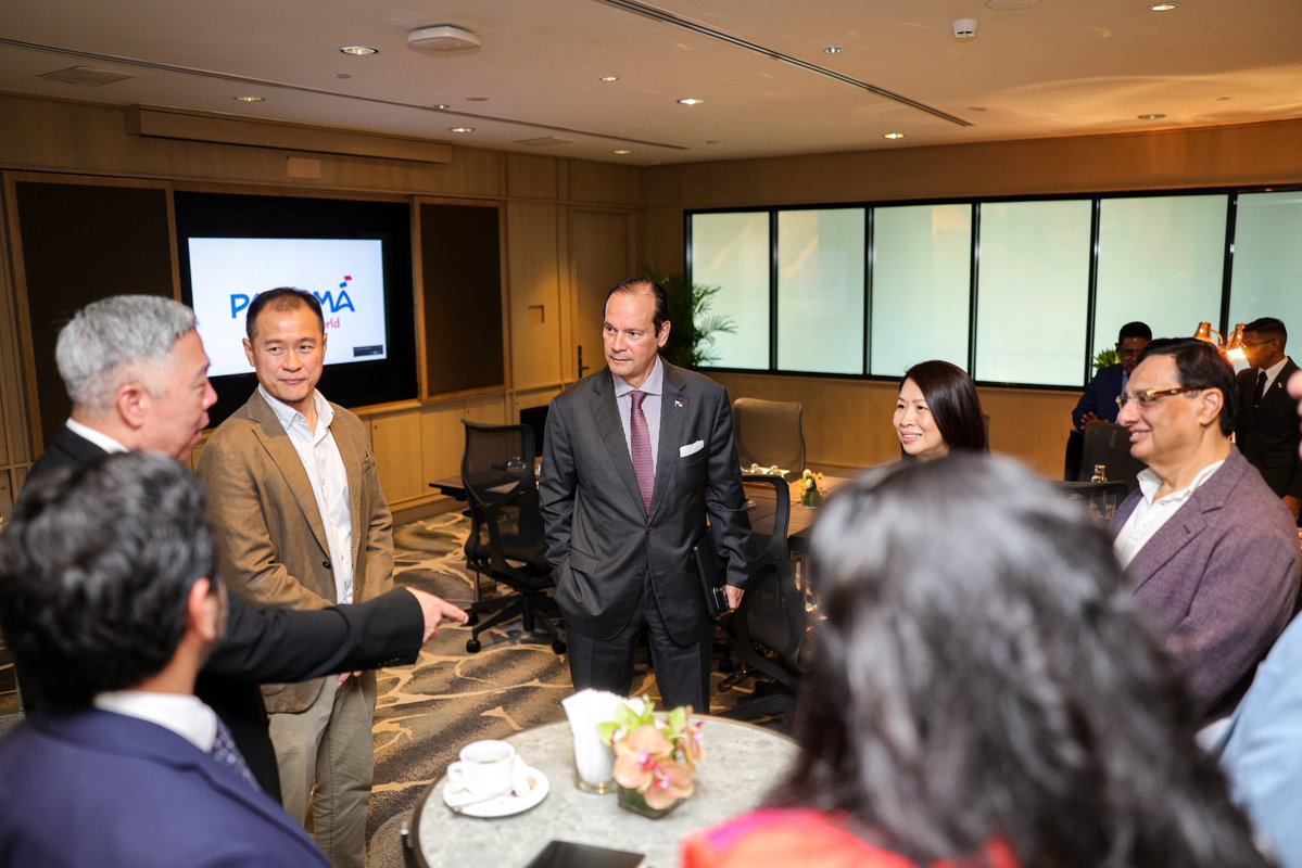 TReporta's tweet photo. El canciller @javierachapma sostuvo este sábado 3 de octubre una reunión en Singapur con representantes del sector empresarial, sector marítimo, farmacéutico, bienes y raíces, salud y legal, entre otros, interesados en invertir en Panamá.

El jefe de la diplomacia panameña explicó a los empresarios el Plan Estratégico 2025-2029 de gran impacto social y económico del gobierno, a través de los diferentes proyectos de reactivación vial, con una inversión millonaria  y la creación de más de 7,000 empleos.

De igual forma se refirió a los proyectos de movilidad e infraestructura social con otra inversión millonaria, entre ellos: el Cuarto Puente sobre el Canal de Panamá, la expansión de la plataforma del aeropuerto Internacional de Tocumen y de los aeropuertos regionales.

¨Panamá llama la atención por la política de apertura, estabilidad y, sobre todo, grandes proyectos que permitirán que nuestro país tenga un período de crecimiento en los próximos años¨, afirmó el canciller Martínez-Acha.

También invitó a los empresarios de Singapur a participar en el III Foro Económico de América Latina y El Caribe 2027, a realizarse en Panamá en enero de ese año, bajo el lema ¨Una Región de Soluciones para los Desafíos Globales.