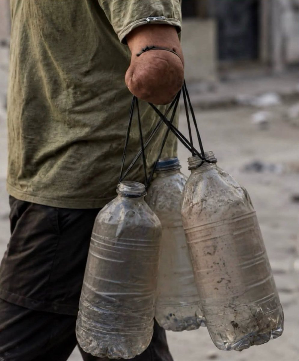 Ferdi_Karabasan's tweet photo. Tarihin En Aır Sınavı: Gaza’da Bir Babanın Hayat Kalım Mücadelesi

Terk edilmiş sokaklar, beton yığınları ve her an ölümün fısıldadığı bir gökyüzü... 

Gaza’da yıkıntıların ve cehennem sıcağının ortasında bir baba, yalnızca ailesinin bir gün daha hayatta kalabilmesi için yollara düşüyor. 

Lüks bir yaşam, sıcak bir yuva ya da güvenli bir yarın değil; aradığı tek şey, eşinin ve çocuklarının kuruyan boğazını ıslatacak bir yudum temiz su.

Yürekleri dağlayan bu tablo, insanlığın gözü önünde cereyan eden büyük bir krizin ve unutulmuşluğun somut göstergesi. 

Yıkılan evlerin, yok edilen altyapının ve abluka altına alınan hayatların ortasında sorulması gereken asıl soru son derece yalın ve yakıcı: 

Bu masum insanlar, yalnızca nefes almak ve çocuklarına bir yudum su götürebilmek için ne günah işledi?

Dünya, teknoloji ve modernleşme çağında dev adımlar atarken; Gaza’da aileler temel insani hakkı olan su ve gıdaya erişebilmek için her gün ölümle kumar oynuyor. 

Çocukların feryadı ve babaların çaresiz çırpınışları, vicdan sahibi her bir birey için yalnızca bir trajedi değil, aynı zamanda küresel sistemin iflas ettiğinin açık bir delilidir. 

Masumların çığlığına kulak tıkamak, bu dramın sessiz bir suç ortağı olmaktan başka bir anlam taşımıyor.