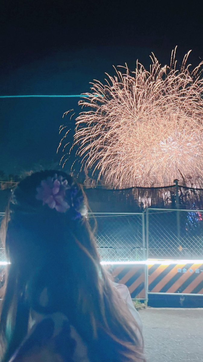 sui_1356's tweet photo. ああ
これが今年最後の花火だなんて── https://t.co/0YLRX7giZu