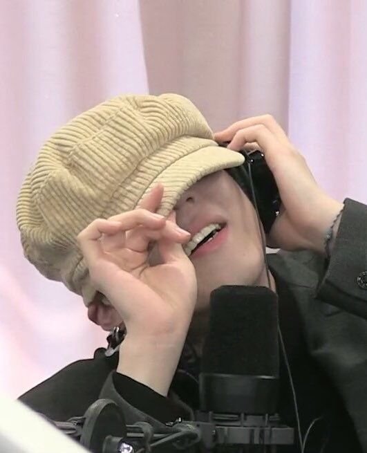 peploi's tweet photo. 😶‍🌫️🌼🤏😊 
#YUGYEOM 
#유겸 
@yugyeom https://t.co/f3O18CAzuY