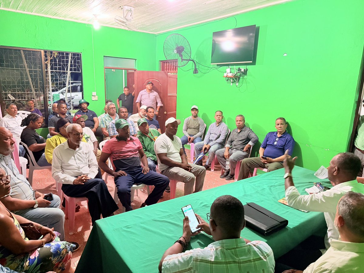 GuzmanFermin1's tweet photo. 📍SAN JUAN DE LA MAGUANA:

Sostuvimos una reunión de evaluación de las 5 metas, especialmente en cedulación y afiliación con la Dirección Ejecutiva Municipal, aunque los números van bien, acordamos apretar el paso hasta lograr los objetivos antes de la fecha prevista.

Presentes el presidente provincial Ing. Juan Rodríguez; presidente municipal, diputado Mélido Mercedes, entre otros.

¡Con entusiasmo, compromiso y trabajo organizado en equipos lo lograremos!!

Con @LeonelFernandez y la @FPcomunica , VENCEREMOS!
🍀💚🍀