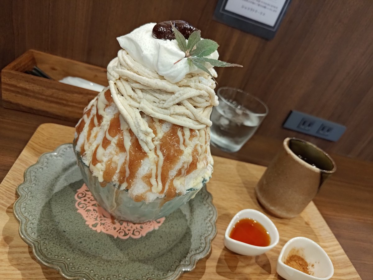 nkjmktr's tweet photo. ショコラトリー リス@竹ノ塚（足立区）でかき氷「国産利平栗のモンブラン」を小サイズで注文。2カ月ぶり2回目の訪問😳 13:20着で待ちなし。モンブランクリームのほか、カスタードクリーム、クレームブリュレ、シャンティを重ねもったり重量級の一杯に🤩 中には栗の甘露煮もごろごろ🥰 #かき氷 #東京都 https://t.co/1v074hN77O