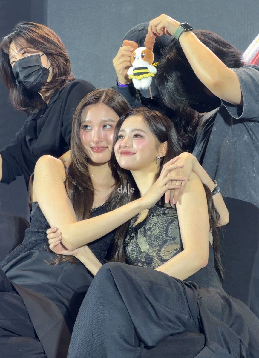 ilybenyapa's tweet photo. Thank you Vimmys at the back 🤭

VIEWMIM MASAYA IN MANILA #GirlRulesFMInManila 
#ViewMim #วิวมิ้ม https://t.co/NmtIQT6oEZ