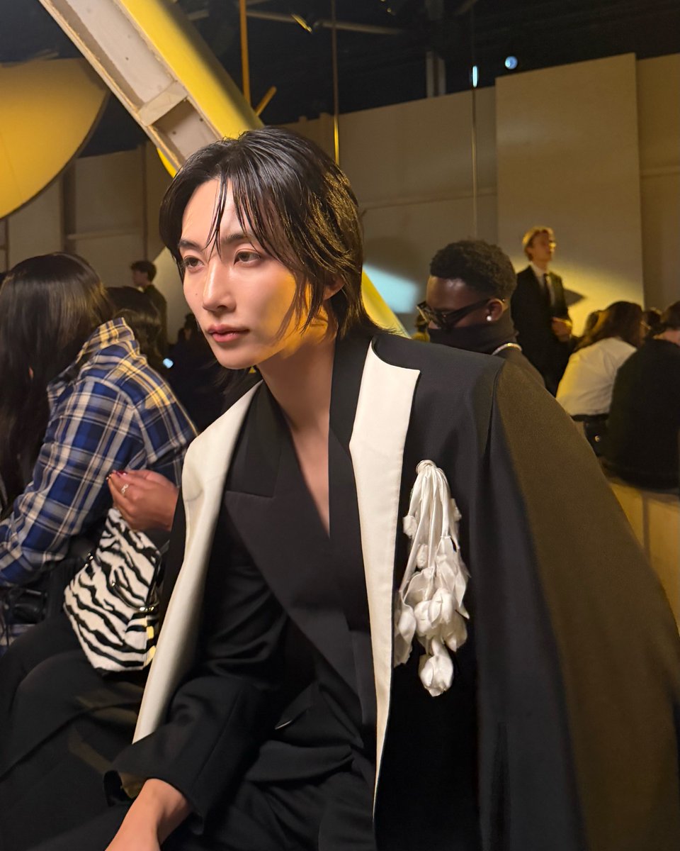 haniwadda's tweet photo. JEONGHAN GIVENCHY SS27 SHOW PARIS FASHION WEEK | Exclusive Photos

👤DFN MET JEONGHAN AT GIVENCHY by Sarah Burton
Making eye contact with JEONGHAN at the Givenchy show venue …

[4/9]
— 261003 dailyfashion_news instagram: #정한 #JEONGHAN https://t.co/xcKik4cSwe