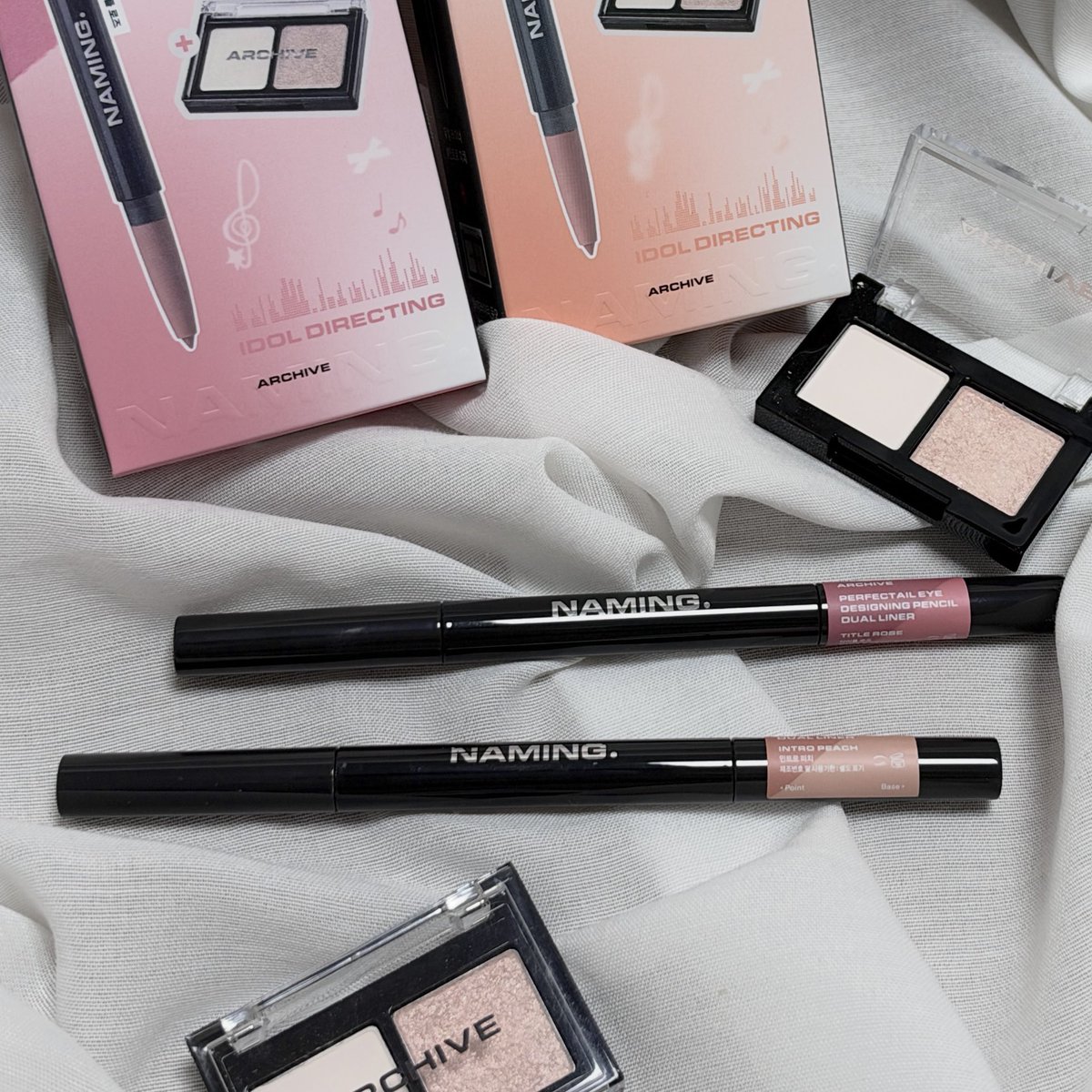 meullioiio's tweet photo. #광고 #rt이벤트  @naming_cosmetics
요즘 메이크업에서 빼놓기 어려운 애굣살! 
차분하게 음영감 주기 좋은 제품 찾는다면 네이밍으로🤍

아이돌 코덕으로 유명한 identt 청명님과 함께한 네이밍의 신상 
아카이브 퍼펙테일 아이 디자인 펜슬 듀얼라이너 ✨

애굣살을 너무 과하게 밝혀주기보다는 자연스럽게 음영을 잡고 포인트를 더할 수 있는 듀얼라이너에 함께 활용하기 좋은 하이라이터까지 알차게 구성된 기획세트!

#인트로피치 🍑와 #타이틀로즈 🌹 두 가지 듀얼라이너부터 증정 기획인 #라스트트랙까지 자세히 소개해드릴게요🫶🏻

#rt 추첨 3분에게 듀얼라이너 랜덤 1종을 보내드려요💭