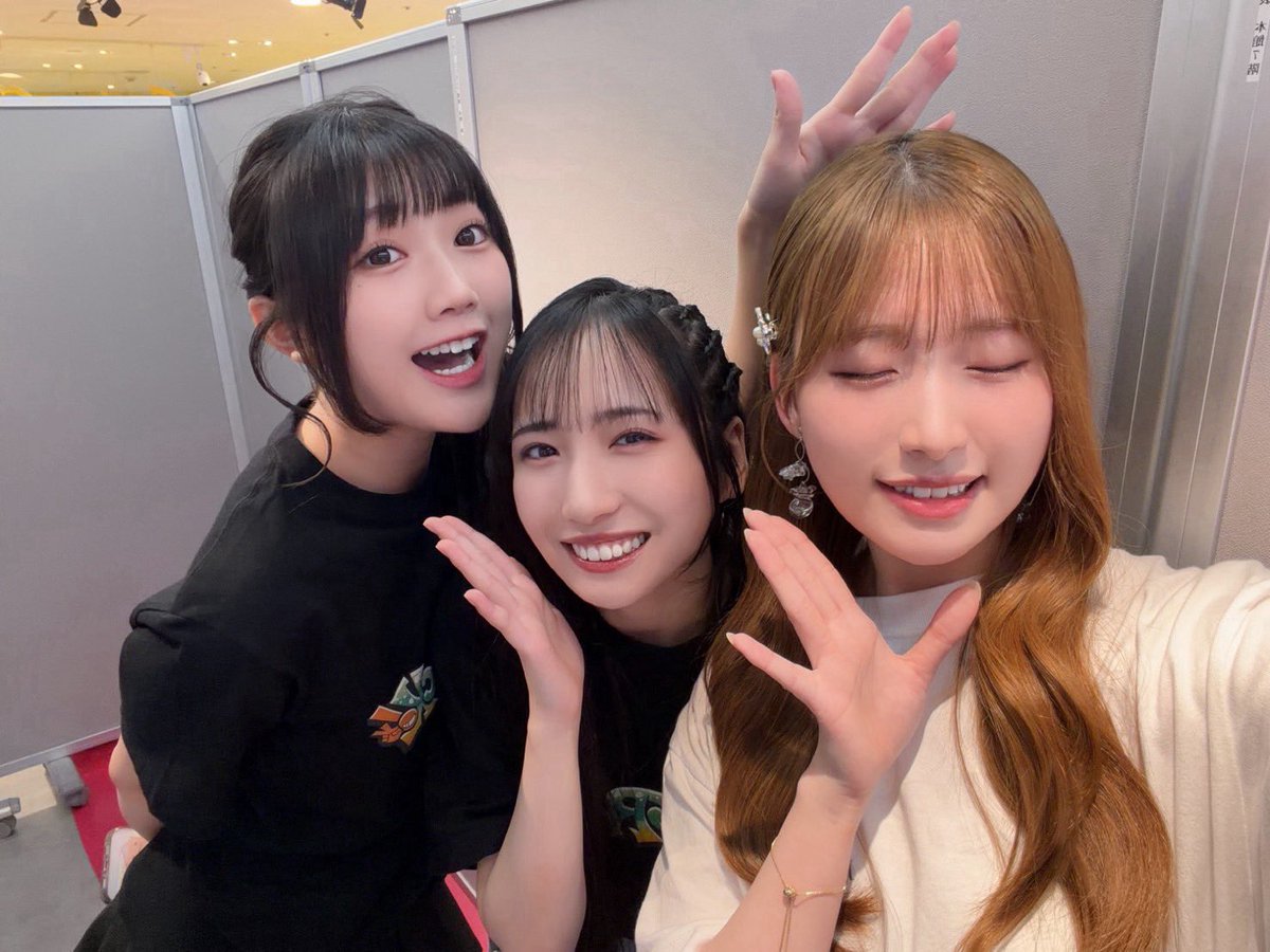 Ria_Yakushiji's tweet photo. 🫧ーーーーーーーーーーーー🫧

#家団✌️✖️#millsage 💐
【合同お渡し会】
inバンドリストア‼️

🫧ーーーーーーーーーーーー🫧

ほんっっっとうに楽しかった… ;  ; ✨

始まる前は、楽しみな気持ちと同じくらい正直不安な気持ちもあって…

でも！！皆さんが両バンドの事を熱く応援して下さって…初めましての方も知ろうとして下さってるのが沢山伝わってきて、、
本当になんて優しいんだろう…と何度も泣きそうになりました…😭🌟

いつも来てくださる方も、久しぶりの方も、念願の東京で初めましての方も！
沢山お話しすることができて本当に嬉しかったです🕊️🪽
お顔を見て直接話すことができて、やっぱりお渡し会って最高だ〜！と改めて感じました！

両手で収まりきらない程の…幸せいっぱいの1日をありがとうございました！

#バンドリ #アワーノーツ