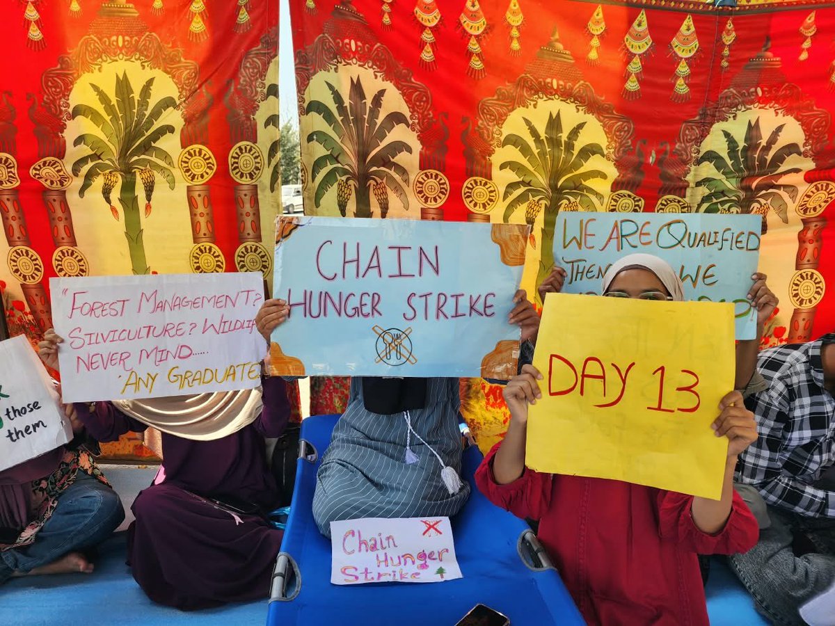 Bar_aaan's tweet photo. Day 13:
 13 days and not a single face from the authorities has bothered to visit us.
Has our voice become so worthless?
We are disappointed but not broken. You may ignore us but you cannot silence us.
WE WILL NOT GIVE UP.
#Forestry
#SKUAST
#Justice https://t.co/DWJhkHKRdO