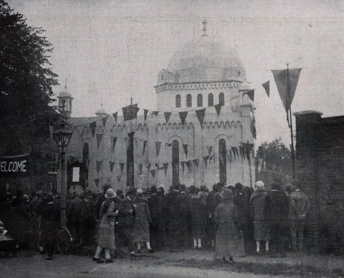 100YearsAgoLive's tweet photo. The Fazl Mosque is dedicated as the first mosque in London, UK. https://t.co/USJ2d6Vq7V