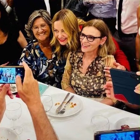 melonienesp's tweet photo. Una visita inesperada 🤭 para unos abuelos en una celebración de la Festa del Nonni 👵🏻🧓🏻 ayer en Roma 🇮🇹. https://t.co/stbOIdprnH