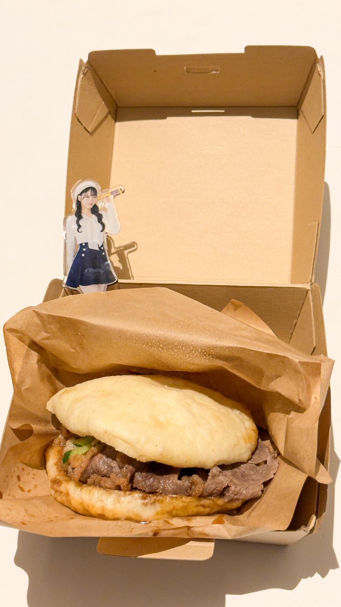 _tomo_yuki's tweet photo. 穴牛まん
お肉の下に野菜も入ってて
生地もモチモチで美味しかった！

最後の2口くらいで辛いのが一気に鼻にきました
わさびかと思ったらからしだったのね

#STU48 
#吉田彩良
#キッチンカー大作戦 https://t.co/tmruszEwwF