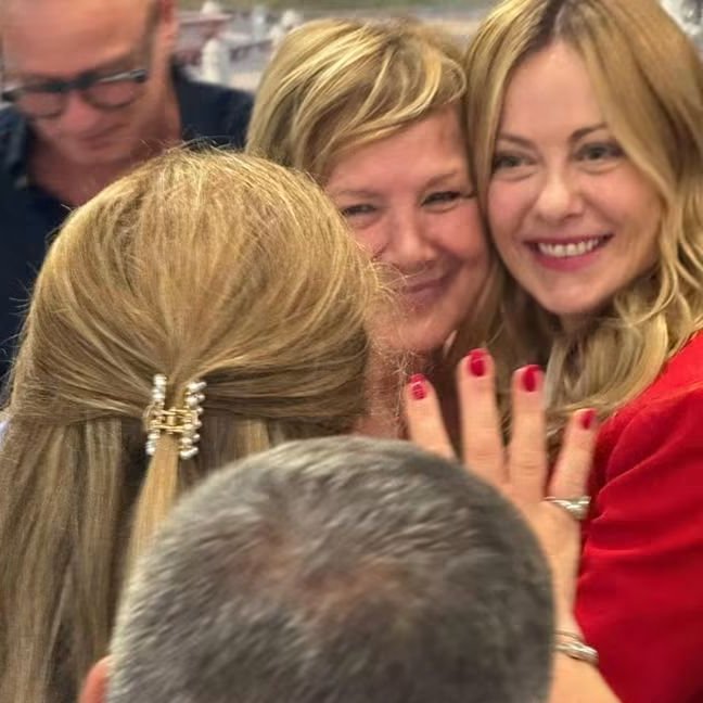 melonienesp's tweet photo. Una visita inesperada 🤭 para unos abuelos en una celebración de la Festa del Nonni 👵🏻🧓🏻 ayer en Roma 🇮🇹. https://t.co/stbOIdprnH