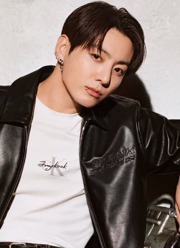 AboutMusicYT's tweet photo. Jungkook has the most viewed hashtag for a male artist on TikTok, with over 421 billion views. https://t.co/ebpzMJqGn0