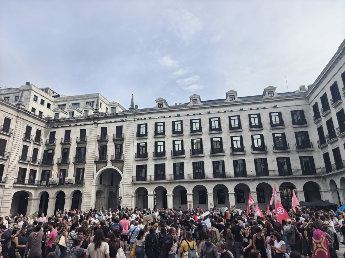 _CNSV_'s tweet photo. 📢 Hemos llenado las calles para que nadie se vea en ellas.
#CantabriaParaVivir https://t.co/mXit5ZFMzE
