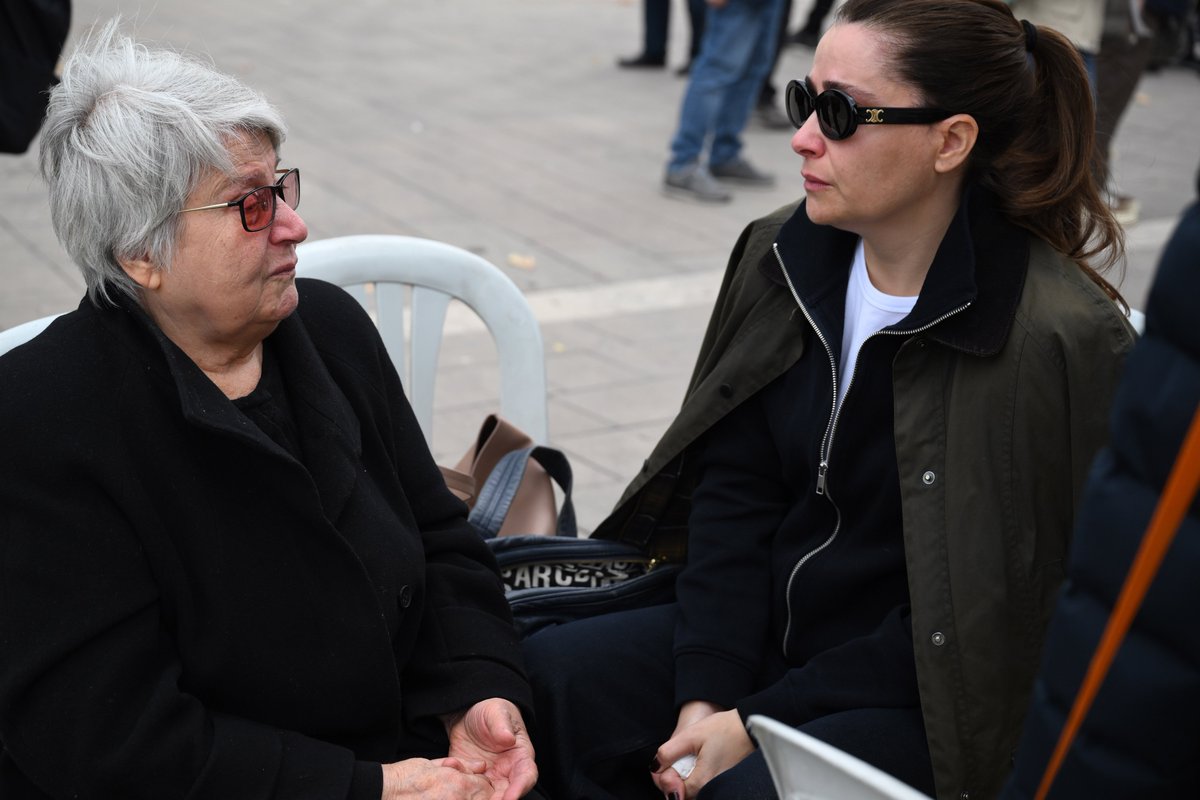mrvesismn's tweet photo. Yangında Ayşemin Elif Doğan, Mehmet Doğan ve Ayşe Maya Doğan’ı kaybeden acılı anne 78 yaşındaki Güngör Gültekin de NEFES’e konuştu. 

Gültekin, yangında kızı, torunu ve damadını kaybettiğini belirterek, “Benim kızım, torunum pırlanta gibi insanlardı. Onları çok özlüyorum. İki yıldır eşyalarına bakıyorum. Cennetten bizi izliyorlar, biliyorum. ‘Anne, benim için adalet arıyorsun’ diyorlardır” ifadelerini kullandı. 

Gültekin sorumluların hesap vermesini istedi.