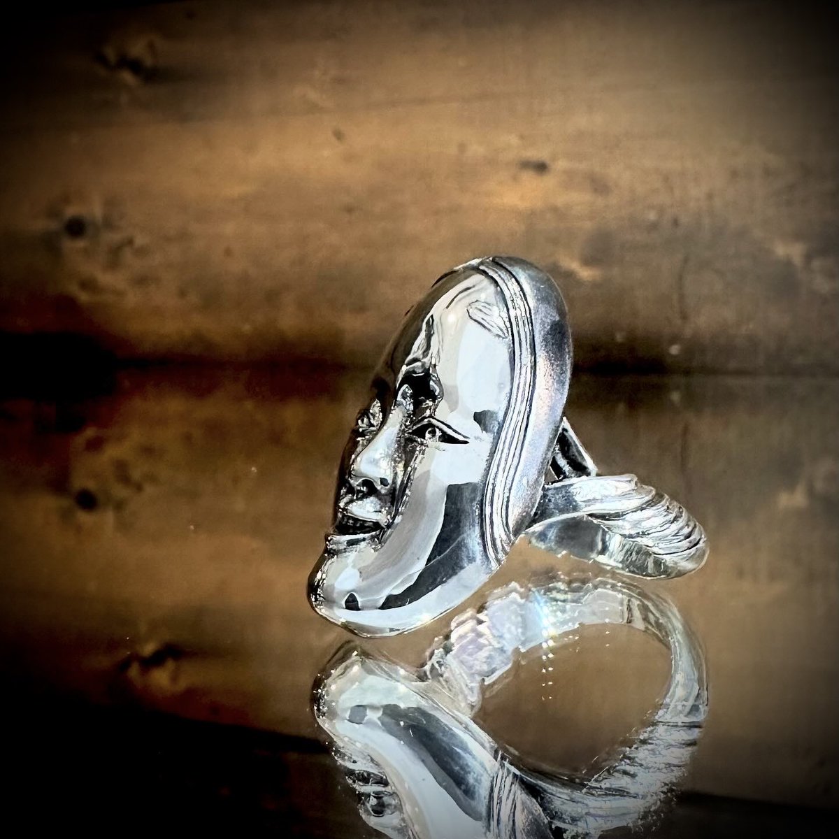 SILVERSHIELD925's tweet photo. -伝統面-

Nil:GRAVE
[ロギ]

古来より能の舞台で用いられる能面
陰影表現で角度によって異なる表情を浮かべる圧倒の存在感のリング！

https://t.co/SZvIzbuqPM https://t.co/2olVssB58u