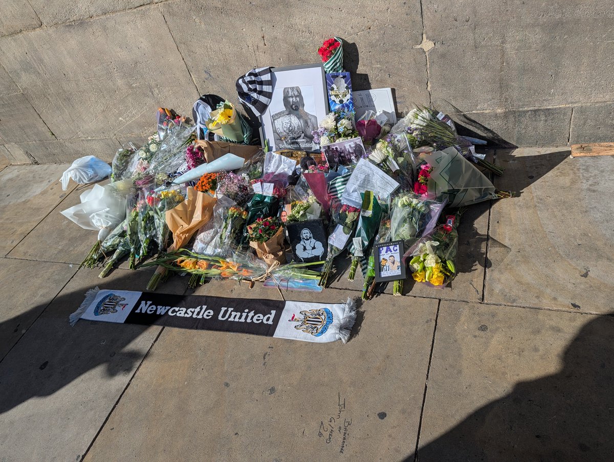 PeachGardenOaf's tweet photo. The memorial for PAC continues to grow. So bittersweet seeing so many people visiting it to pay their respects and share their memories. https://t.co/Il2m6RlYQU