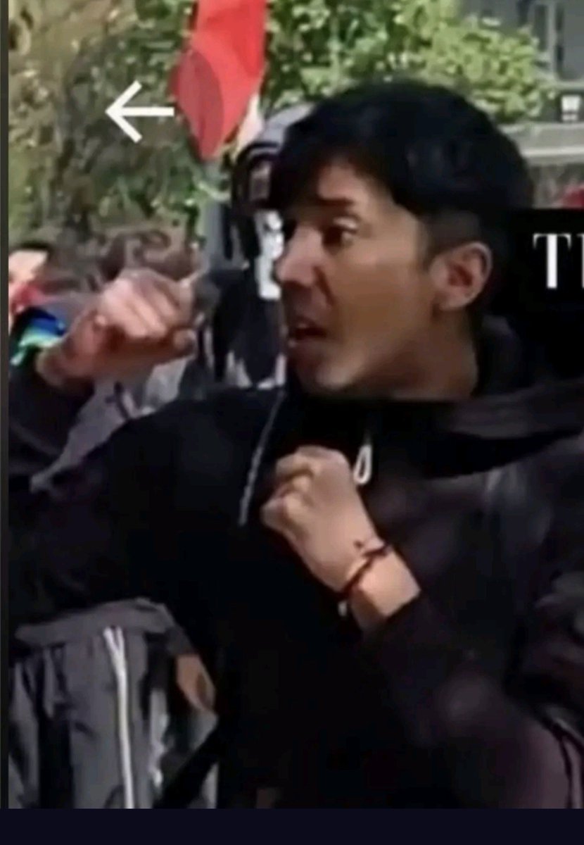 zurditabella261's tweet photo. Este es el "mandril", seudo estudiante que pateó a una mujer por la espalda por oponerse a la marcha del lumpen. Hagámoslo viral a este cobarde. https://t.co/Hsowjs7EEw