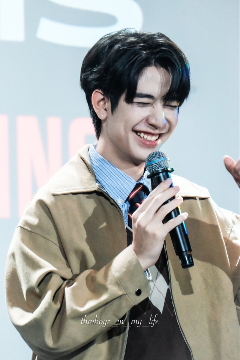 days_with_thai's tweet photo. N’Sea looks cute today🥰🥰
Happy to see you in paris

BONJOUR SEAKEEN IN FRANCE

#SEAKEENxFANDAY37INPARIS
#GMMTVFANDAY37INPARIS https://t.co/6ANgACtCFr
