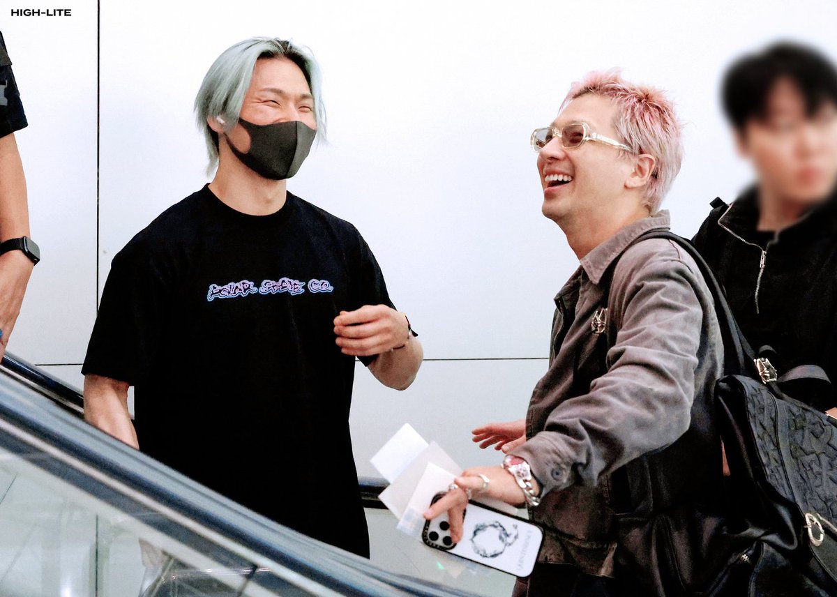 High__Lite's tweet photo. 260918 

무슨 얘기를 하길래 이렇게 즐거운걸까😚

#대성 #DAESUNG #빅뱅 #TAEYANG #태양

@d_lable @Realtaeyang https://t.co/isWqQFRCan