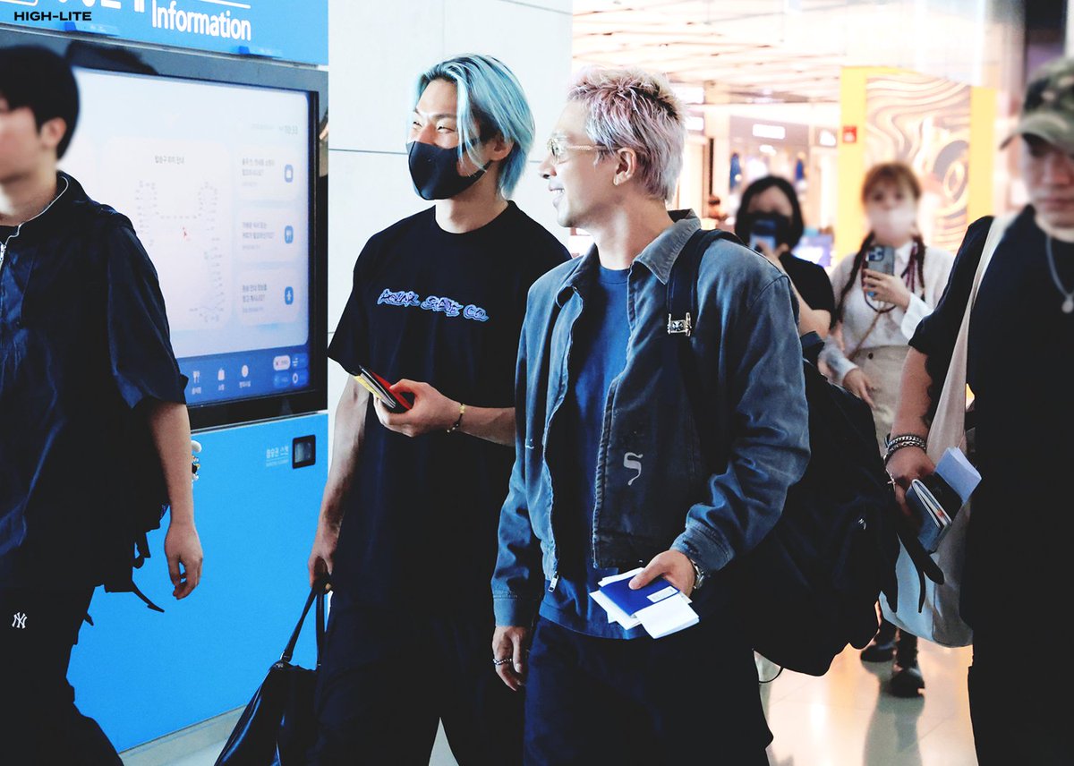 High__Lite's tweet photo. 260918 

무슨 얘기를 하길래 이렇게 즐거운걸까😚

#대성 #DAESUNG #빅뱅 #TAEYANG #태양

@d_lable @Realtaeyang https://t.co/isWqQFRCan