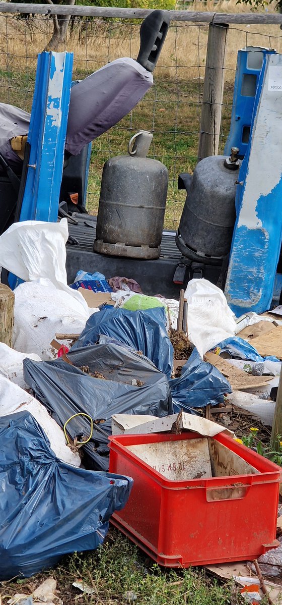 pitch_cool's tweet photo. @mairievitry #depotssauvages #vitrysurseine @MonVitry @JmVitry
Ah, rien ne vaut une belle balade dans une ville respectueuse de l'environnement....À proximité de la Voie des Monis.
Plusieurs fois signalé 😔 https://t.co/akS0Tftucl
