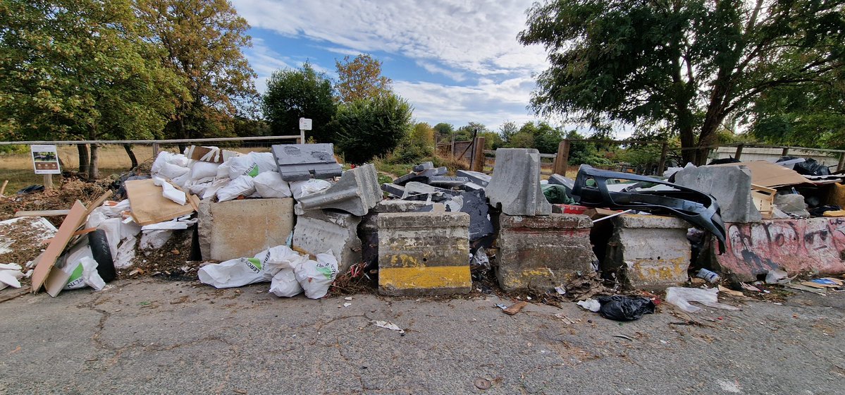 pitch_cool's tweet photo. @mairievitry #depotssauvages #vitrysurseine @MonVitry @JmVitry
Ah, rien ne vaut une belle balade dans une ville respectueuse de l'environnement....À proximité de la Voie des Monis.
Plusieurs fois signalé 😔 https://t.co/akS0Tftucl