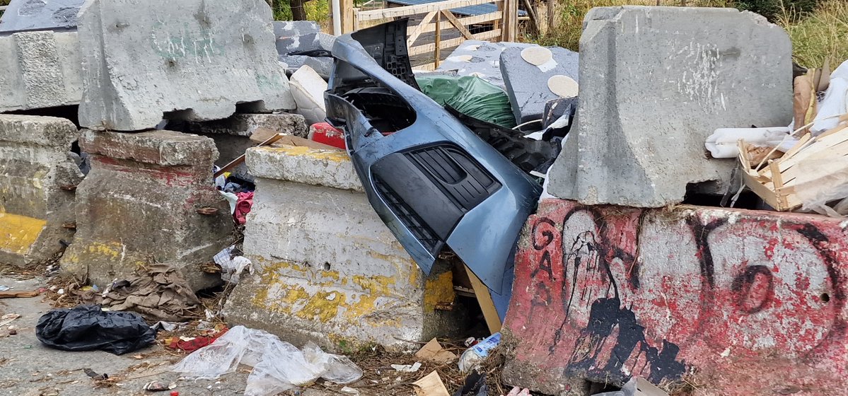 pitch_cool's tweet photo. @mairievitry #depotssauvages #vitrysurseine @MonVitry @JmVitry
Ah, rien ne vaut une belle balade dans une ville respectueuse de l'environnement....À proximité de la Voie des Monis.
Plusieurs fois signalé 😔 https://t.co/akS0Tftucl