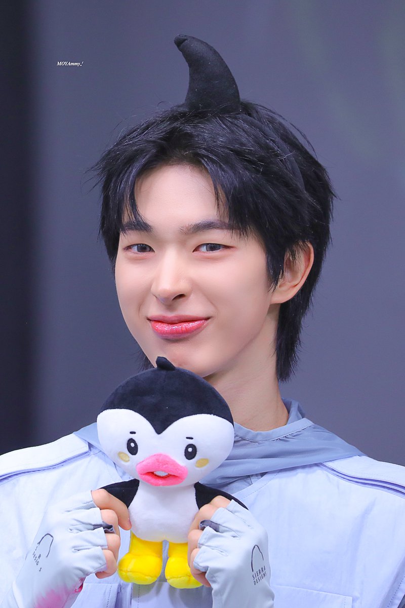 moyammy0119's tweet photo. 260919 HQ 자기랑똑같이생긴인형보면무슨생각들까
#NEXZ #TOMOYA #토모야 https://t.co/0XoiqGHHdS
