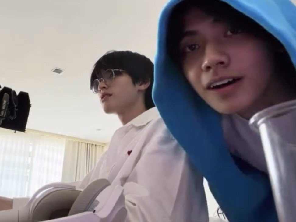 imyourwanderer's tweet photo. แอบฮา ทำตัวเหมือนจะตีกันวีนกันตลอด แต่ก็รักกันมากเหมือนกัน 555555555555 ความสัมพันธ์ของคุณนักร้องกับ pd ตัวน้อยของเขา 555555 น่ารักเนาะ https://t.co/cfz0rhdDJI