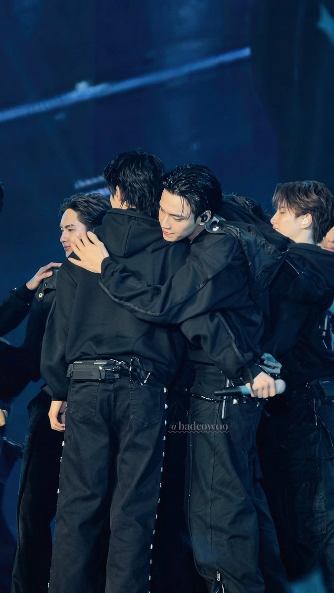 imyourwanderer's tweet photo. แอบฮา ทำตัวเหมือนจะตีกันวีนกันตลอด แต่ก็รักกันมากเหมือนกัน 555555555555 ความสัมพันธ์ของคุณนักร้องกับ pd ตัวน้อยของเขา 555555 น่ารักเนาะ https://t.co/cfz0rhdDJI