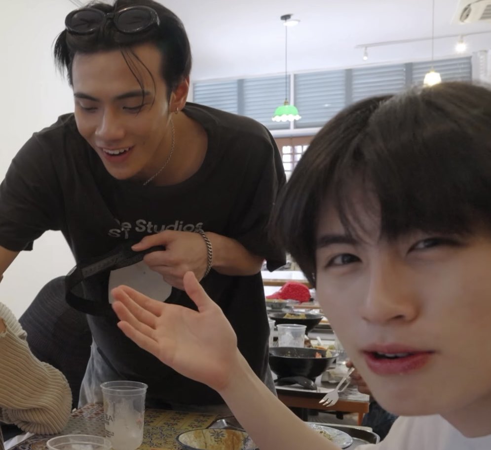 imyourwanderer's tweet photo. แอบฮา ทำตัวเหมือนจะตีกันวีนกันตลอด แต่ก็รักกันมากเหมือนกัน 555555555555 ความสัมพันธ์ของคุณนักร้องกับ pd ตัวน้อยของเขา 555555 น่ารักเนาะ https://t.co/cfz0rhdDJI