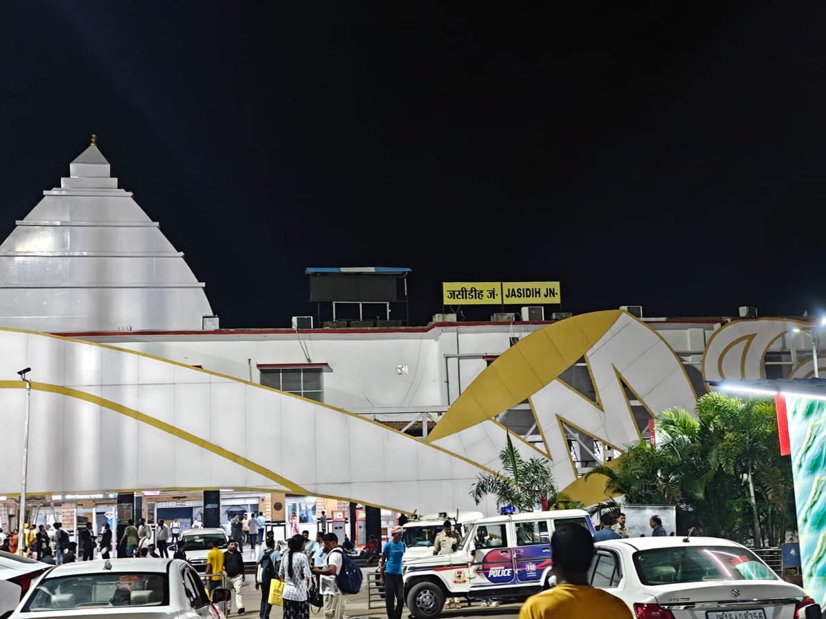 MMaadhw's tweet photo. It is deeply regrettable to state that the facilities at Jasidih station have deteriorated significantly; the clock has been out of order for two months now, and despite repeated complaints, it has not been repaired.
@AshwiniVaishnaw @narendramodi @DrmAsansol https://t.co/sPPcmyoWZt