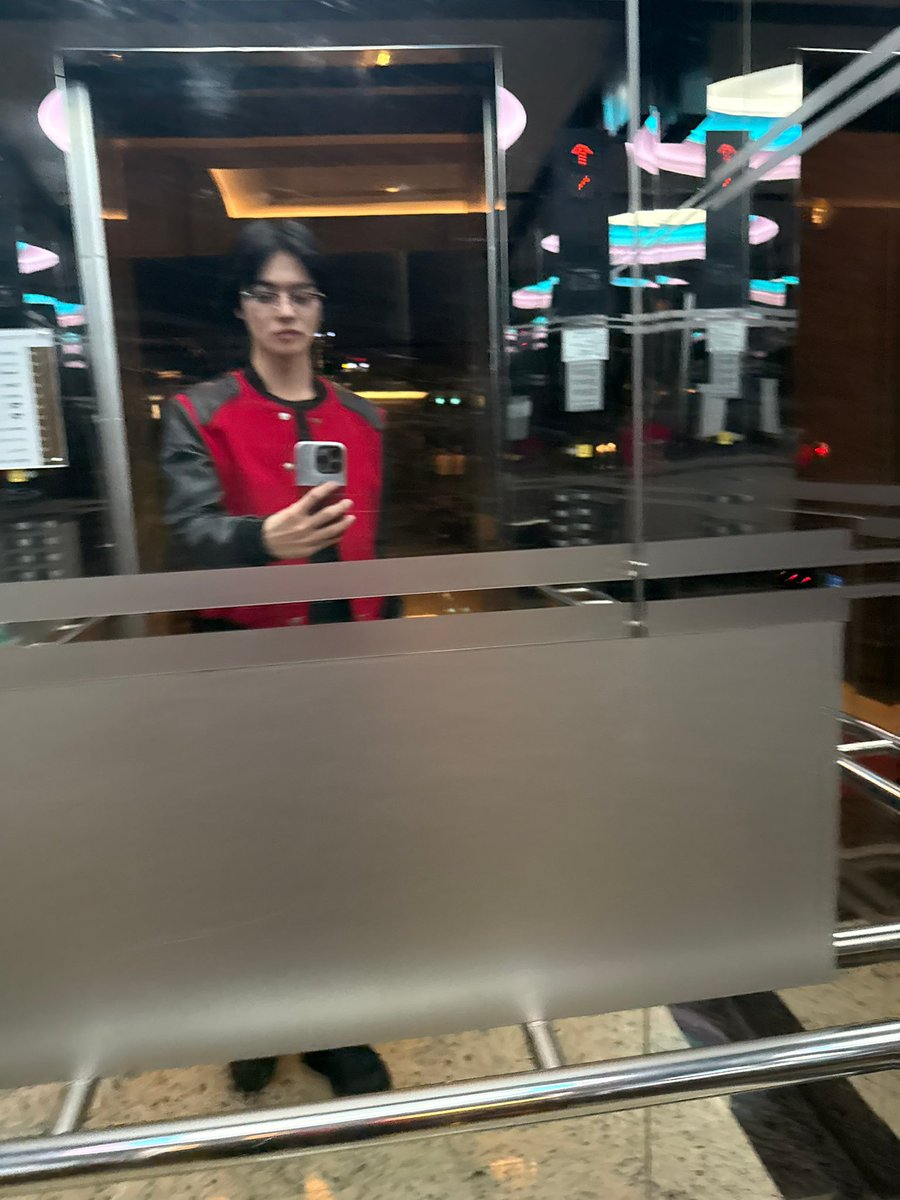 leowondiary's tweet photo. [260903] 🦁➕💬  #LEO #리오 

🦁: Off work 🚶‍♂️🚶‍♂️💨💨
🦁: We're meeting tomorrow, right?
🦁: I'll assume we're meeting~~
🦁: Ah, by the way, did you see me doing one-handed push-ups today?
🦁: Honestly, you thought I couldn't do it, right?
🦁: Tell me quickly https://t.co/TtBHZaEWoH